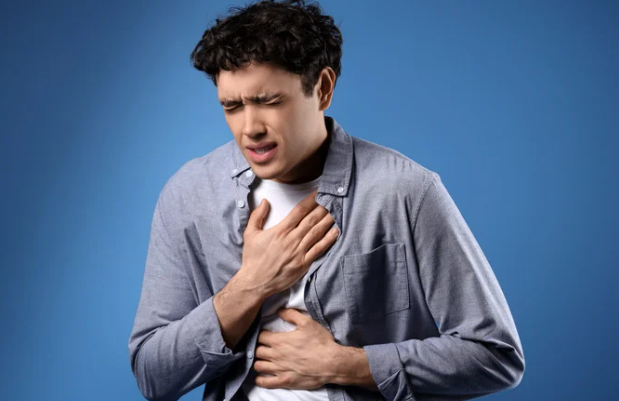 person experiencing chest tightness illustrating what happens during a panic attack