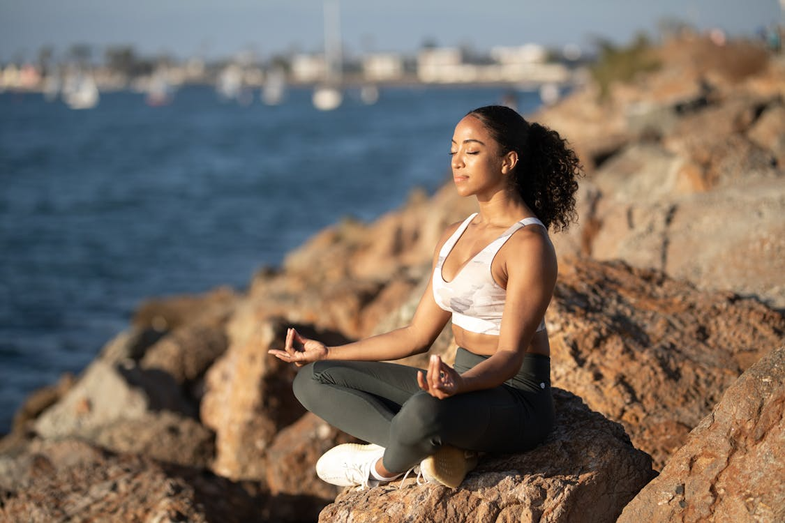 person meditating outdoors illustrating how meditation changes the brain and supports focus